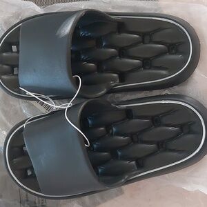 Shower slides sz 8.5-9